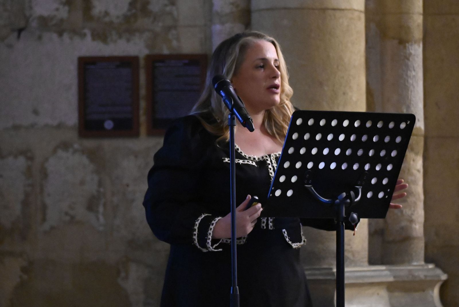 Las fotos de la presentación del manto de la Reina de los Mártires de Córdoba tras su restauración