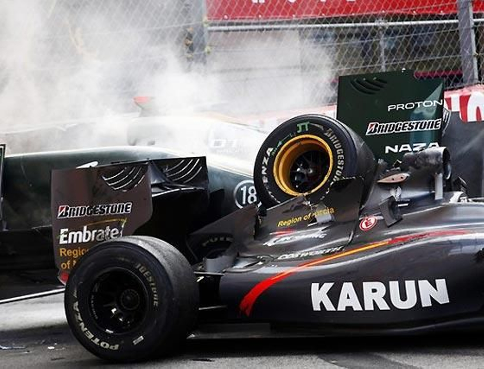 Accidente entre Jarno Trulli (Lotus) y Karun Chandhok (Hispania).

Foto: Getty