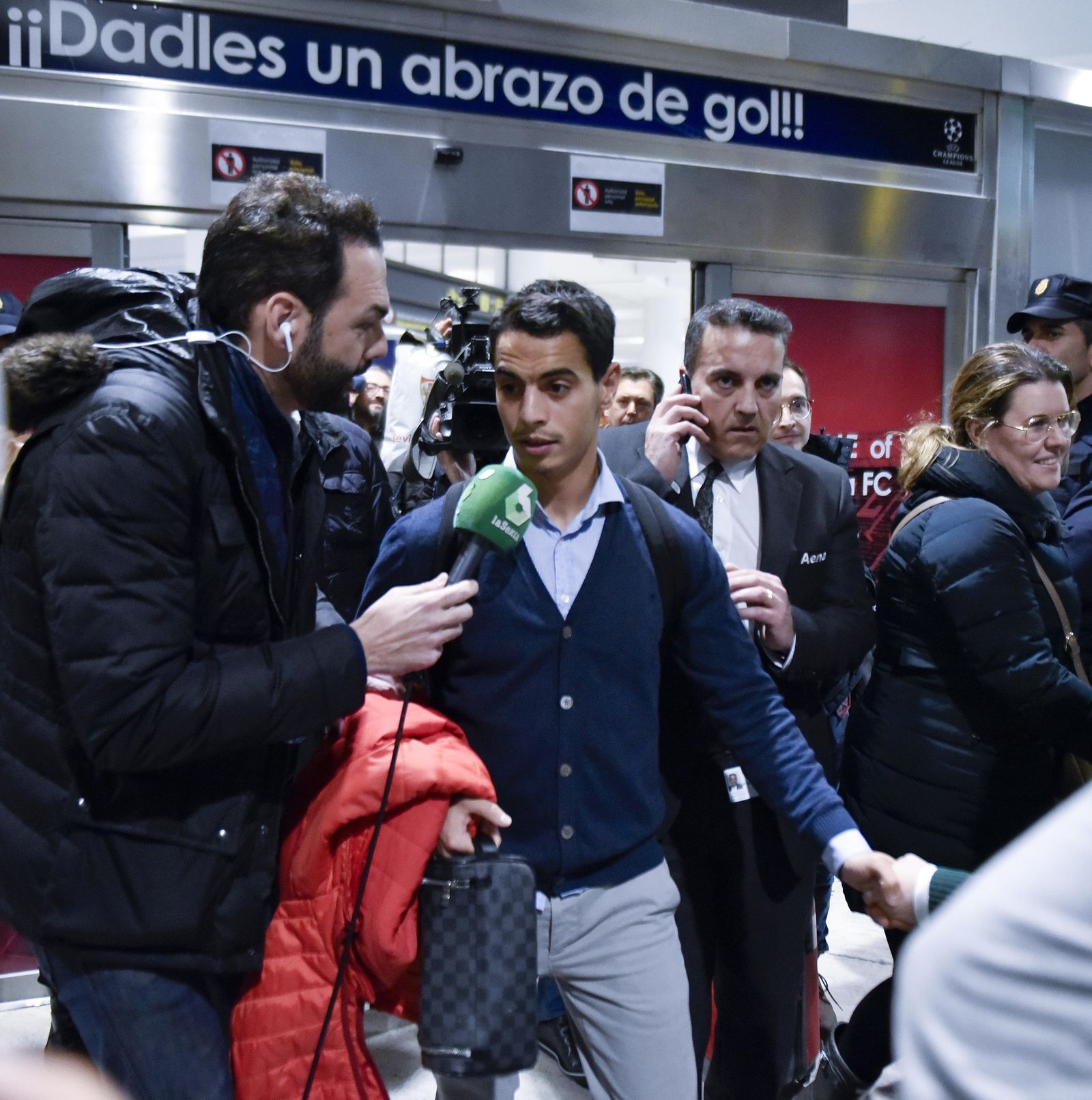 Llegada del Sevilla tras clasificarse a cuartos en Champions