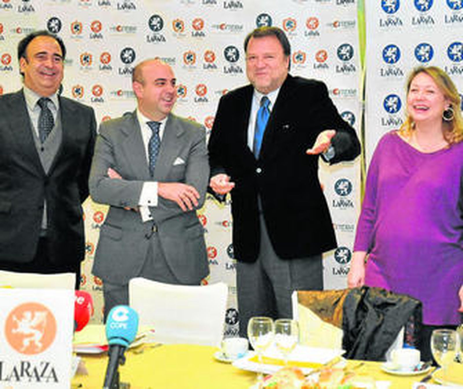 El alcalde junto a la concejal Nieves Hernández y los empresarios de La Raza.