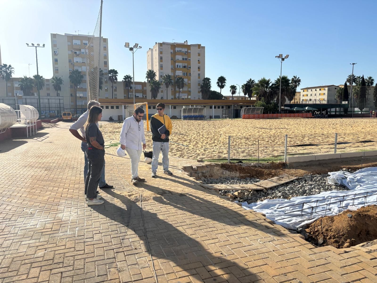 Una visita a las obras en el campo de fútbol playa de la calle Jabugo.
