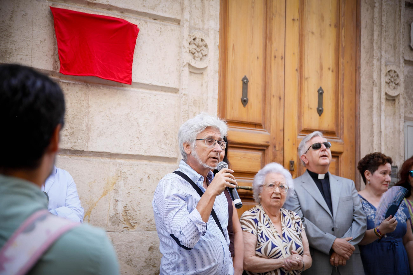 La Asociación de Vecinos del Casco Histórico inaugura una placa en homenaje al periodista Juan Martínez Martín 'Volapié'