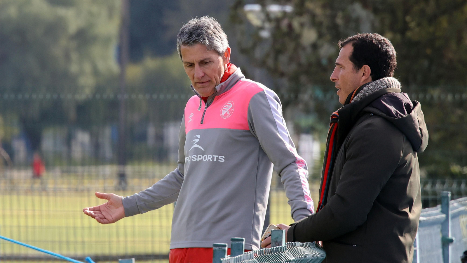 José Luis González charla con Bruno Herrero en un entrenamiento de esta pasada temporada. José Luis González charla con Bruno Herrero en un entrenamiento de esta pasada temporada.