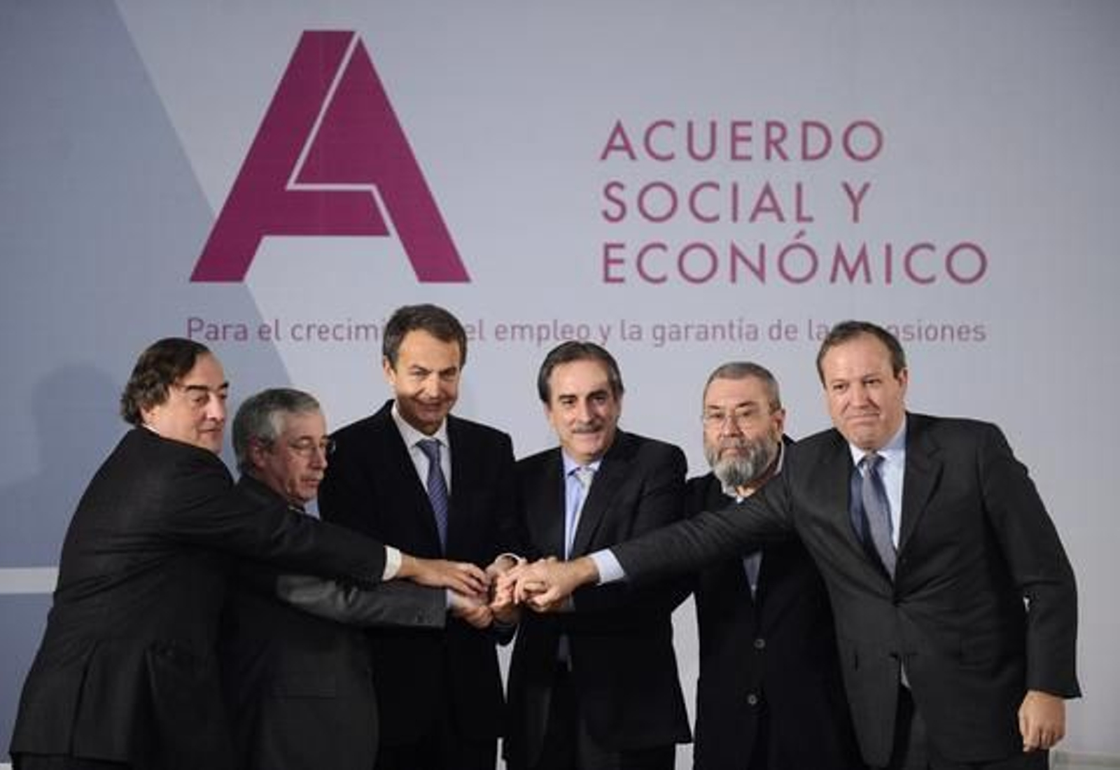 2 de febrero de 2011: Gobierno, empresarios y sindicatos escenifican el acuerdo social y económico.

Foto: AFP