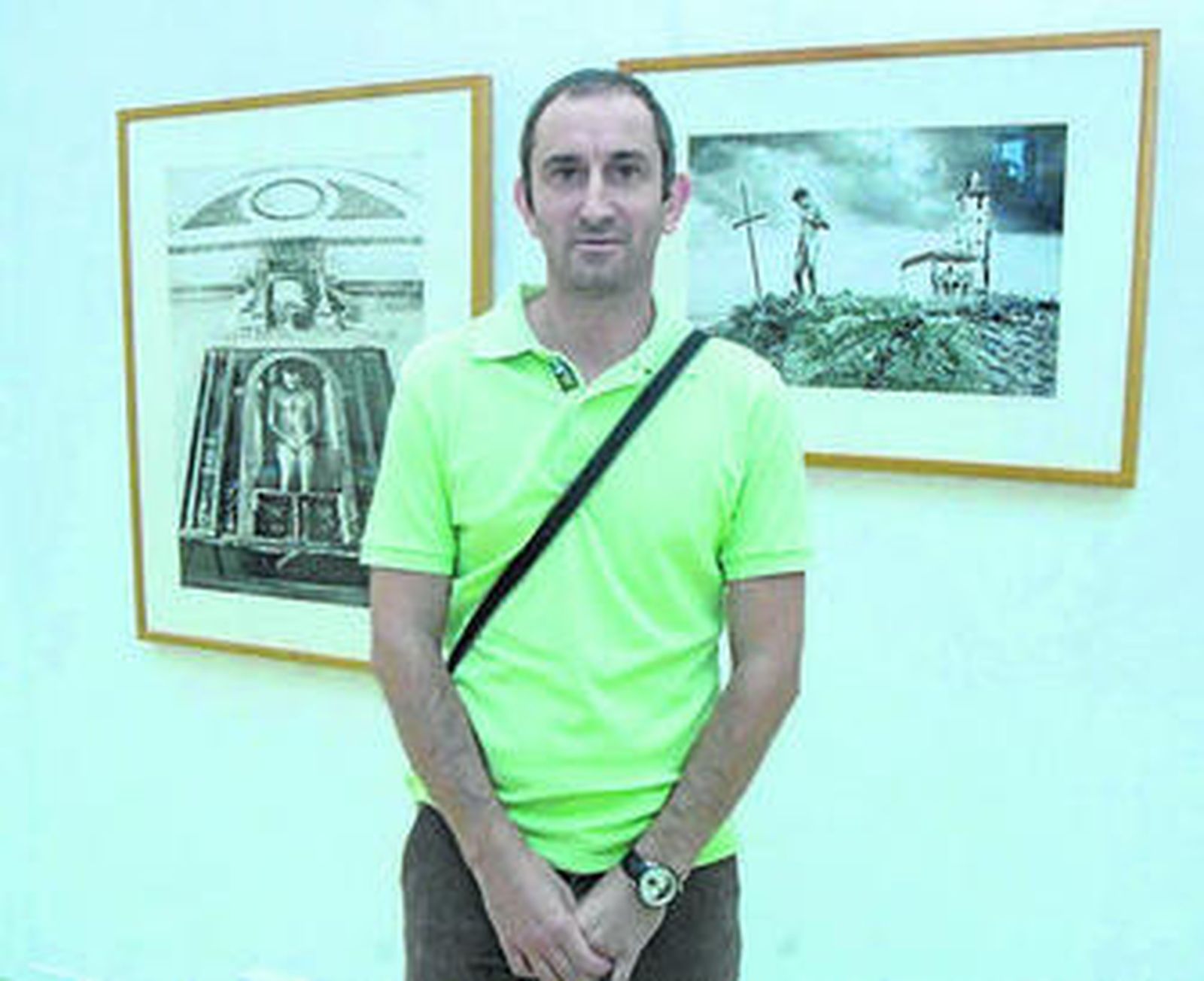 Rubén García junto a sus fotografías en la Villaespesa.