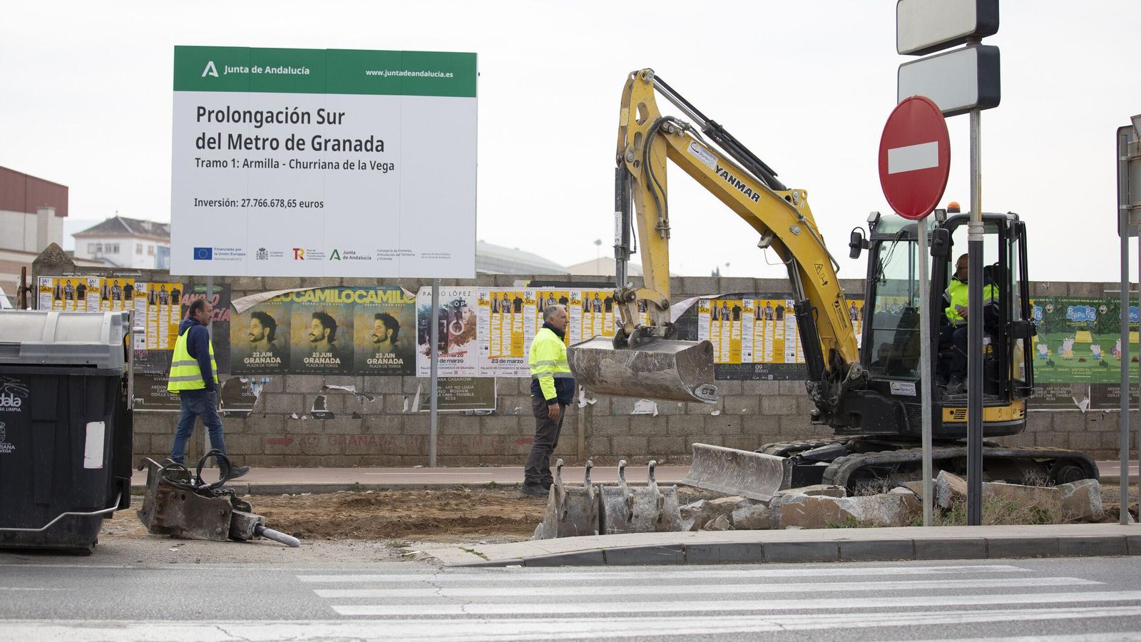 Maquinaria pesada trabajando junto al muro de la base aérea de Armilla
