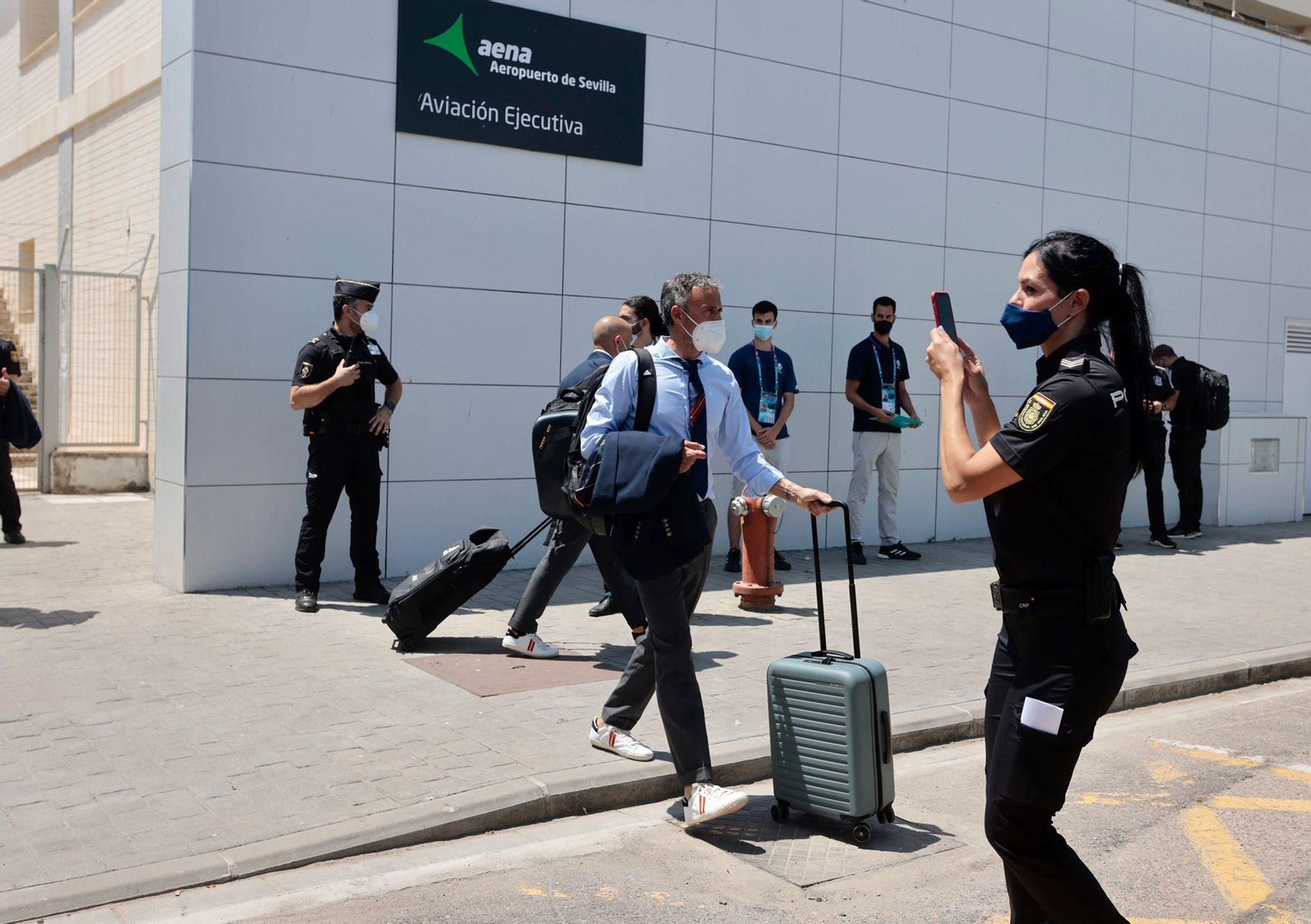 Luis Enrique llega a Sevilla entre fotografías a los internacionales.