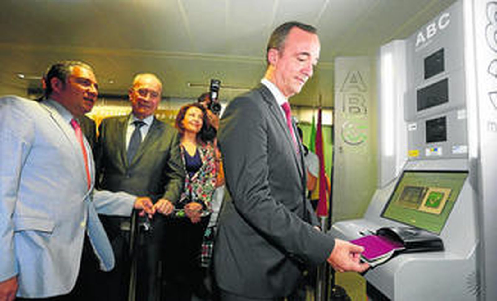 El secretario de Estado de Seguridad, Francisco Martínez, prueba ayer el ABC en el aeropuerto de Málaga, junto a otras autoridades.