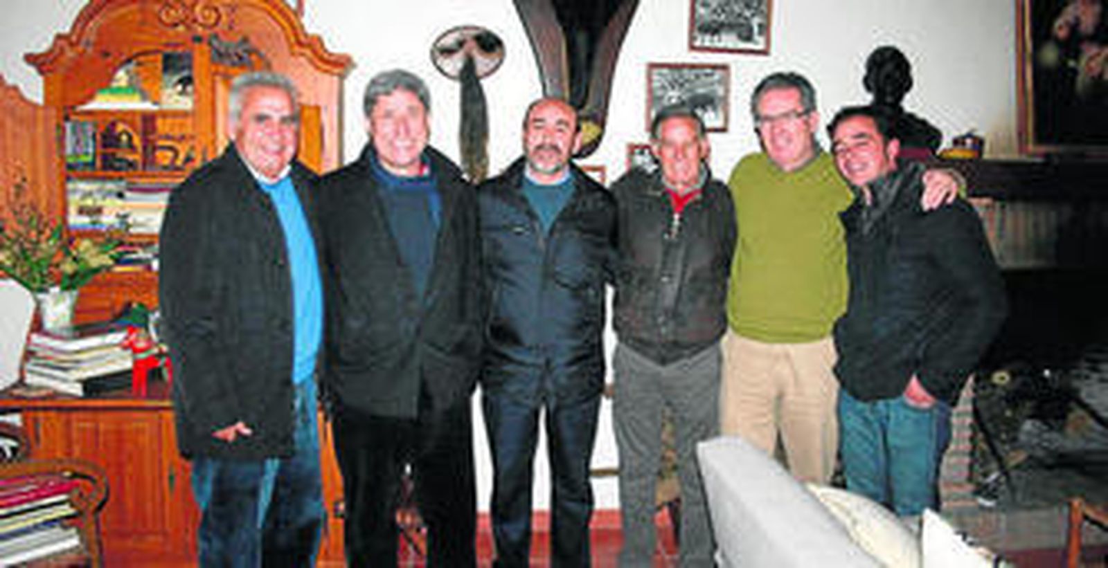 Francisco Ruiz Miguel con el alcalde de Almedinilla y los miembros de la comisión organizadora de la inauguración del Coliseo de la localidad cordobesa.