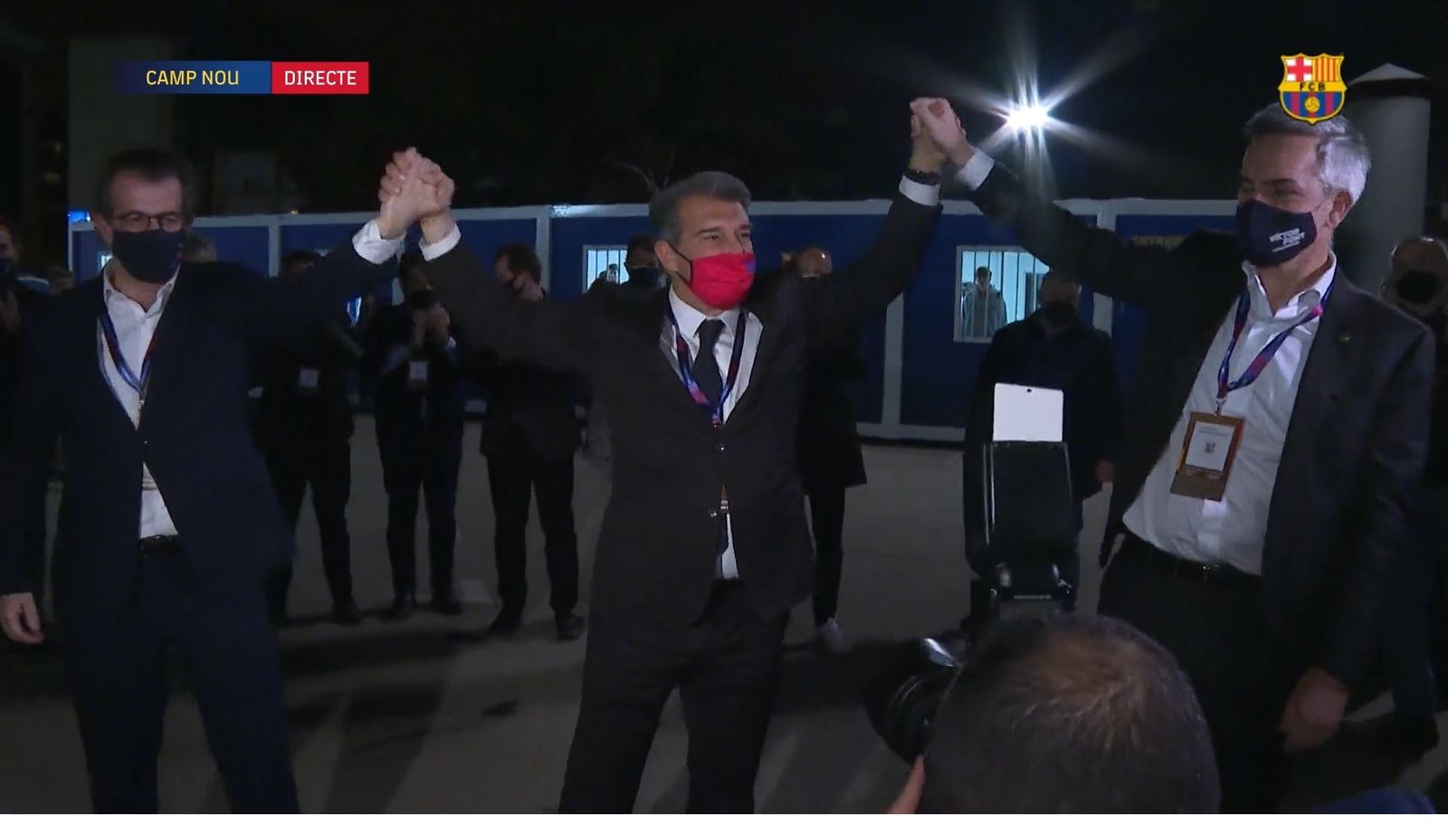 Freixa y Font felicitan a Laporta, en el centro, con el escrutinio ya bien avanzado.