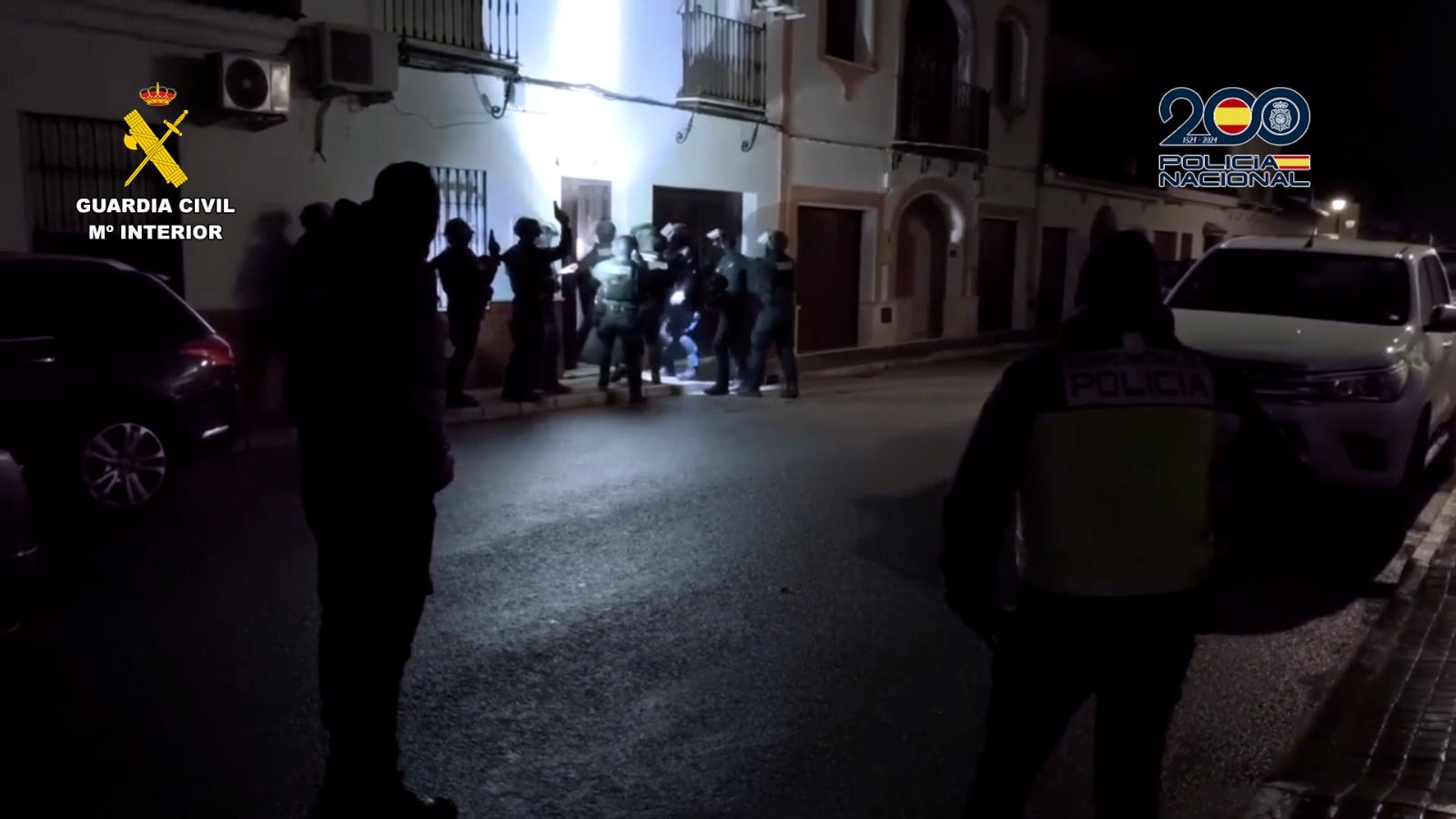 Una imagen de uno de los registros en la operación conjunta de Policía y Guardia Civil en la campiña ecijana.