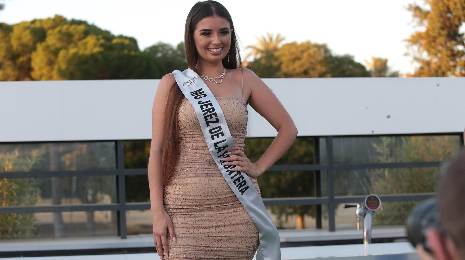 Miss Grand Jerez de la frontera: Alejandra Leitón Las aspirantes a Miss Grand Cádiz 2021 reciben sus bandas en el Hontoria