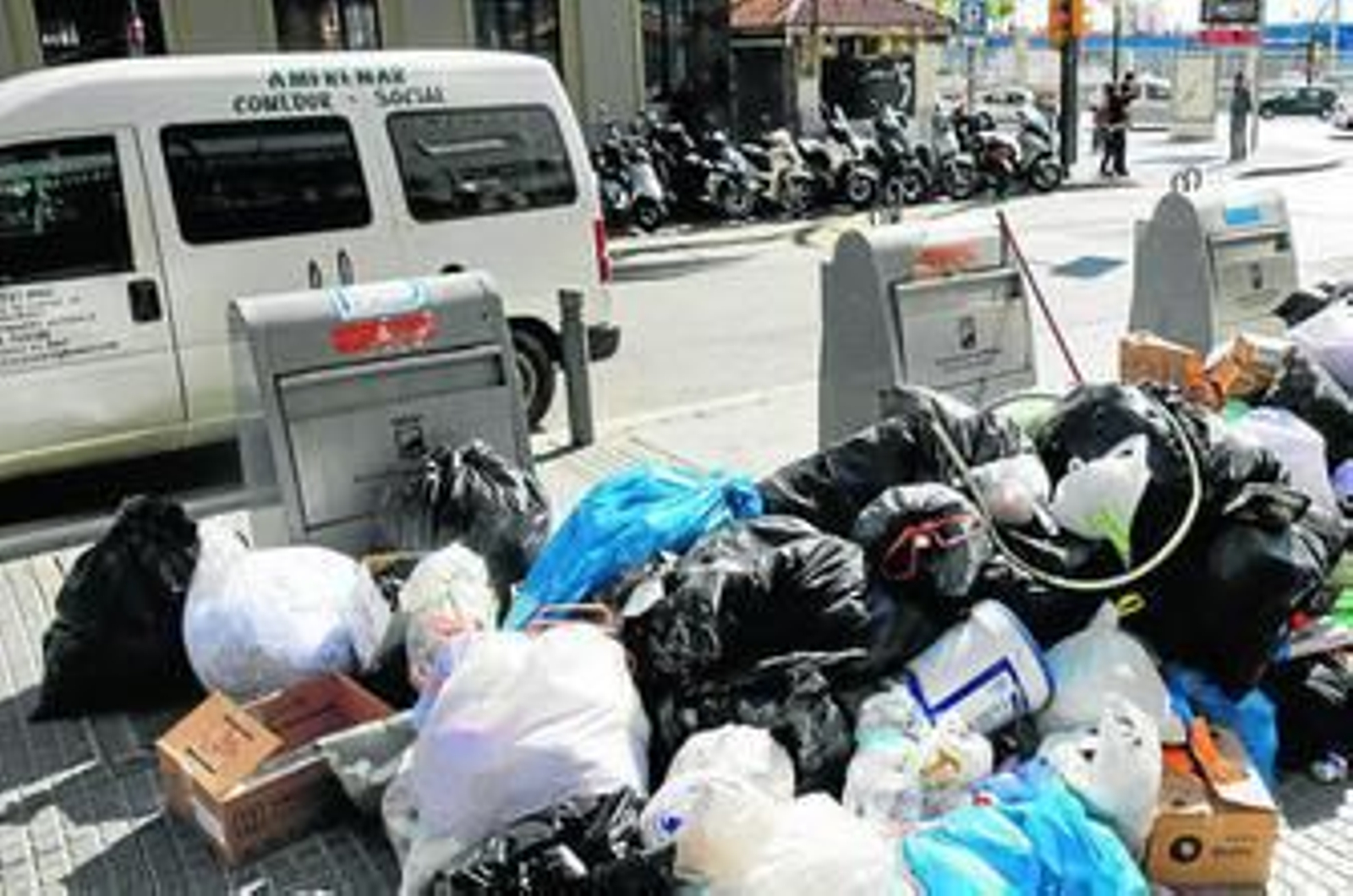 Las bolsas de residuos se apilan en torno a los contenedores soterrados. Las bolsas de residuos se apilan en torno a los contenedores soterrados.