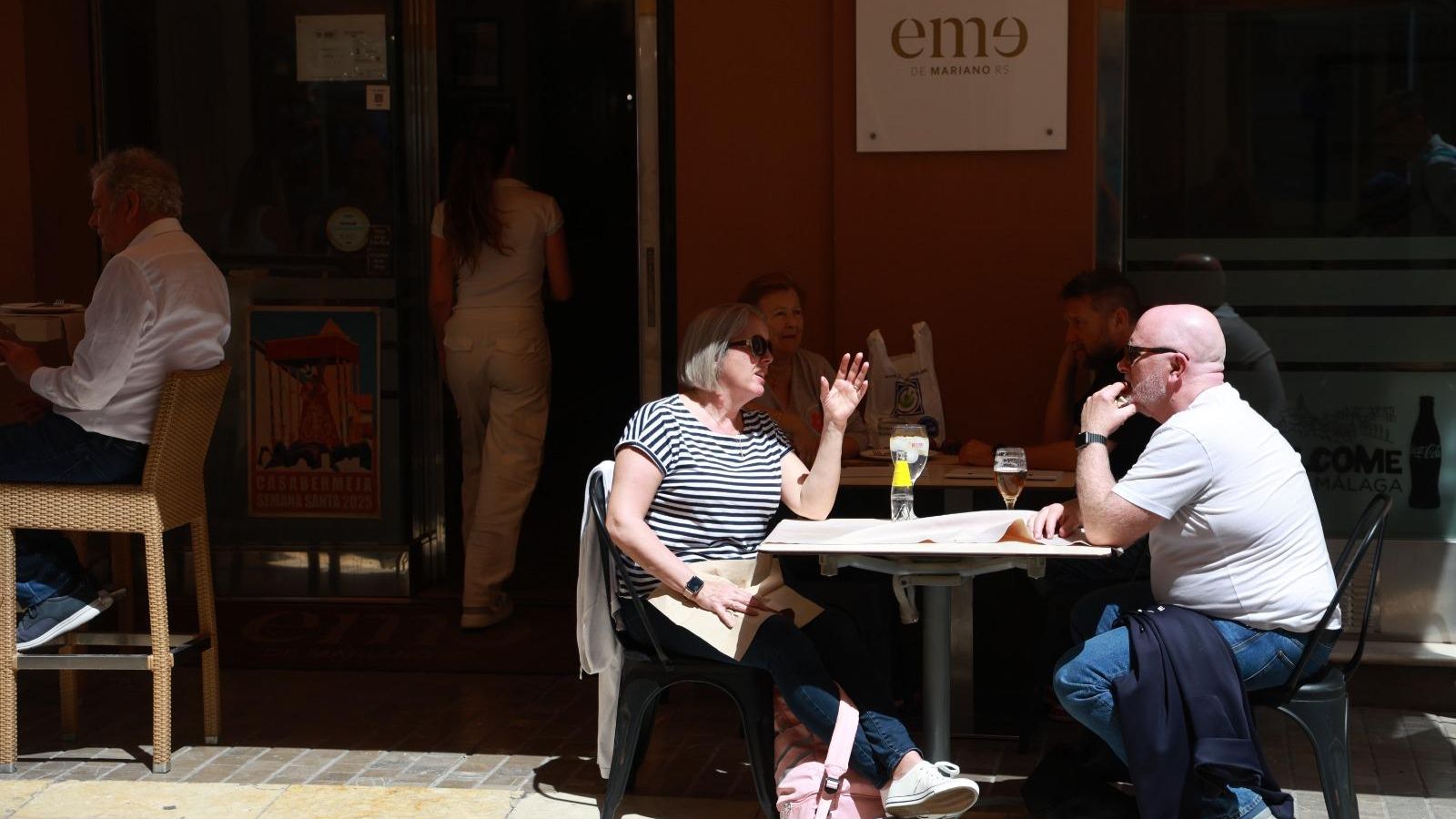 Personas en la terraza de Eme de Mariano, en calle Císter.