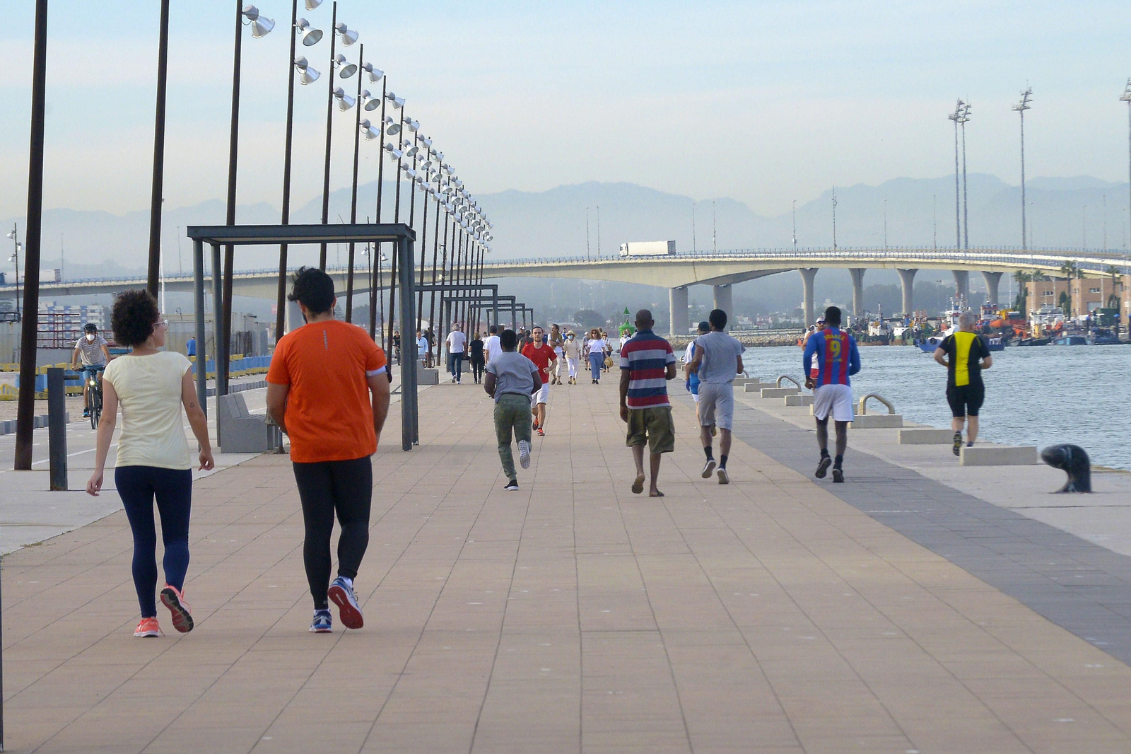 Fotos de gente corriendo por la tarde-noche en Algeciras