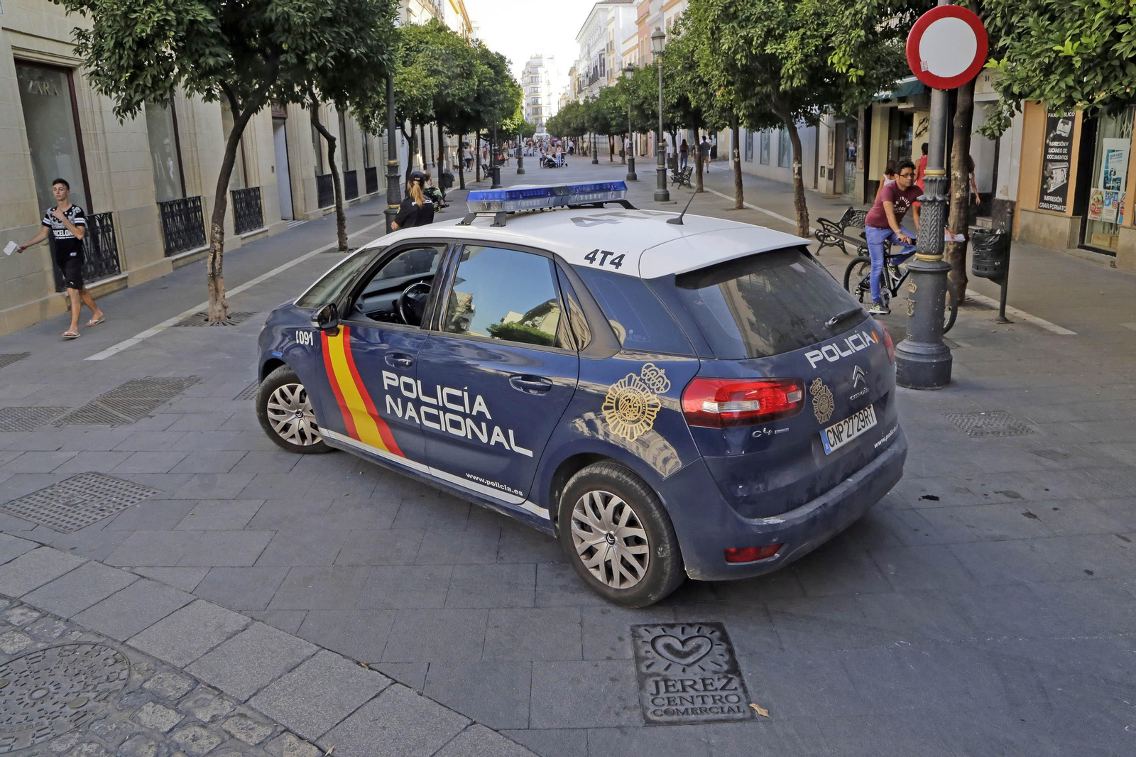 Un coche de patrulla al comienzo del tramo peatonal de la calle Larga.