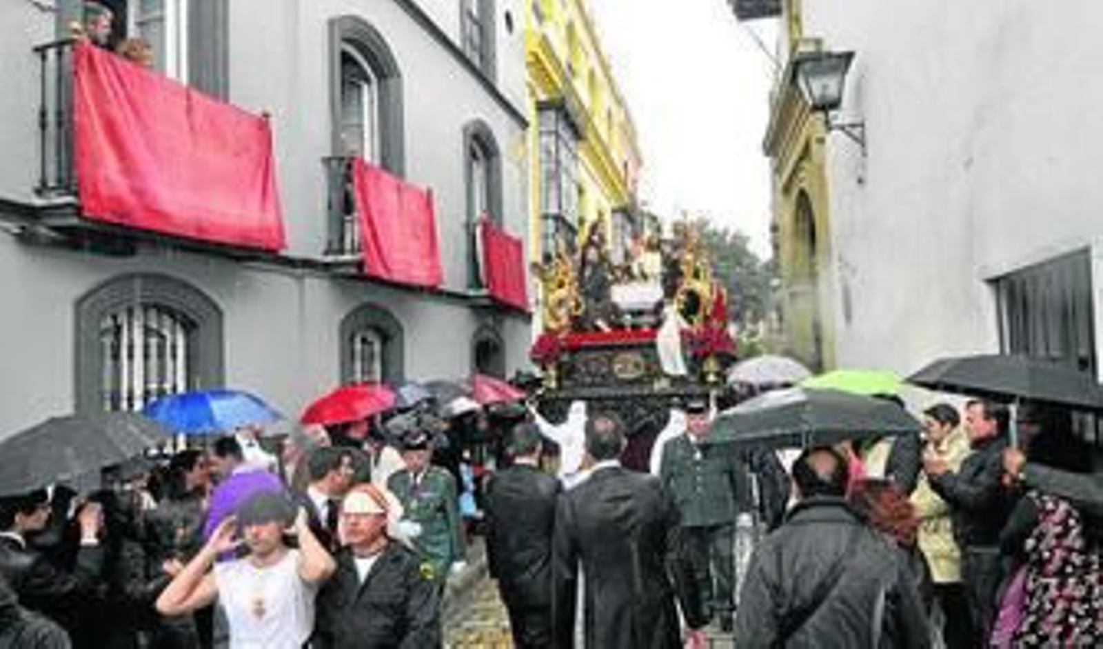 El paso de la Sagrada Cena regresó apresuradamente al templo tras sorprenderle la lluvia en San Pedro.