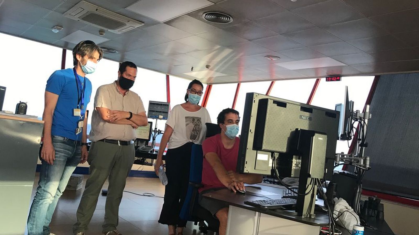 El capitán maritimo de Almería, José Aranda, con su equipo, prepara el dispositivo de interceptación del buque.