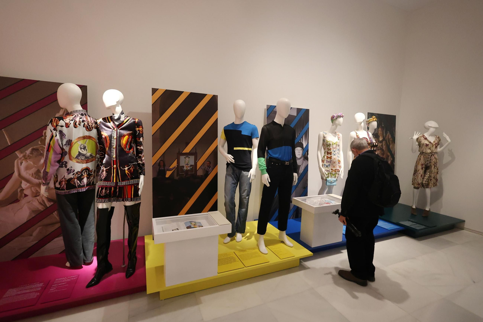 Todos los detalles de la exposición de Versace en Málaga, en imágenes