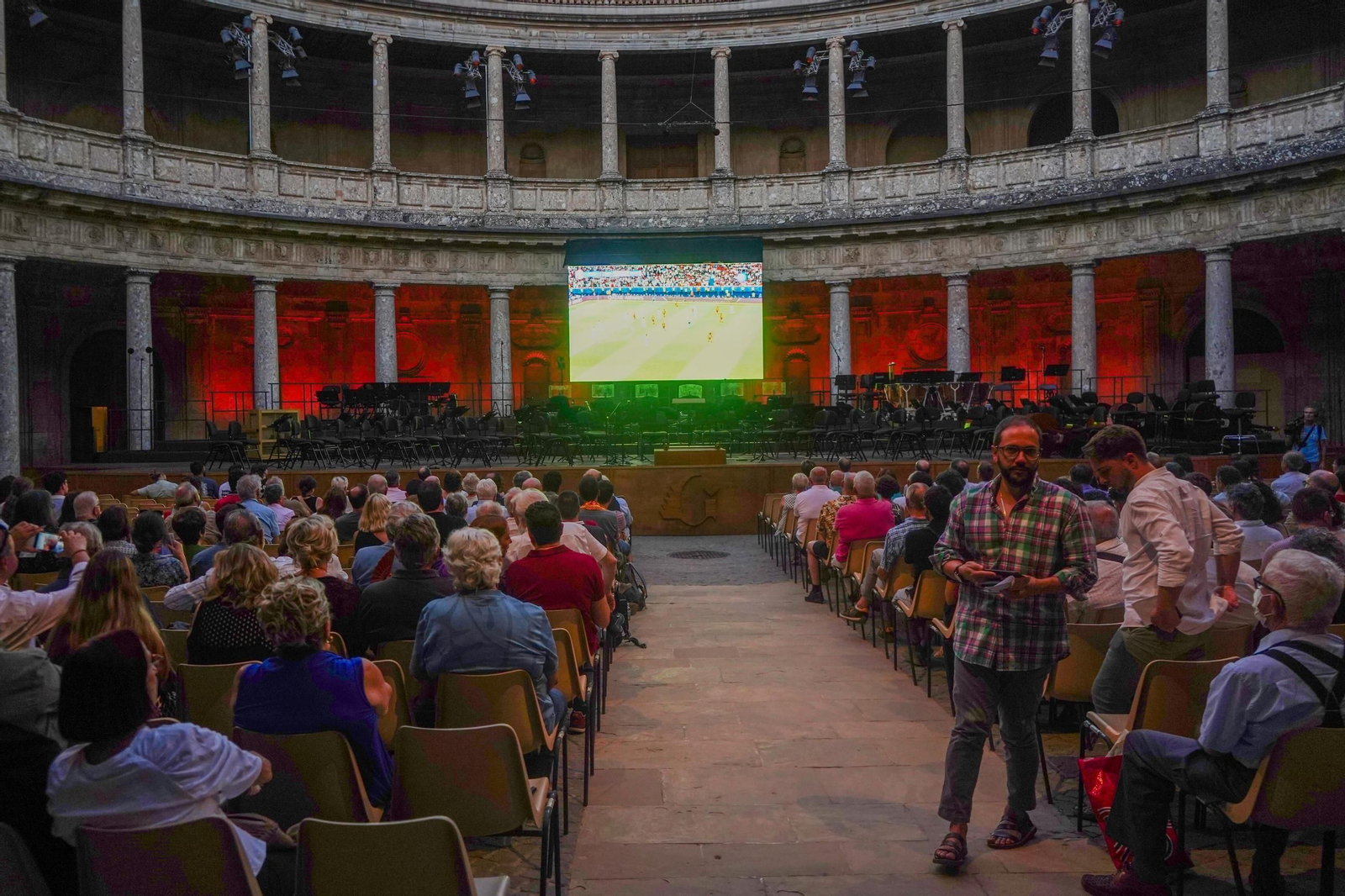 La final de la Eurocopa, en el Palacio de Carlos B antes de un concierto del Festival