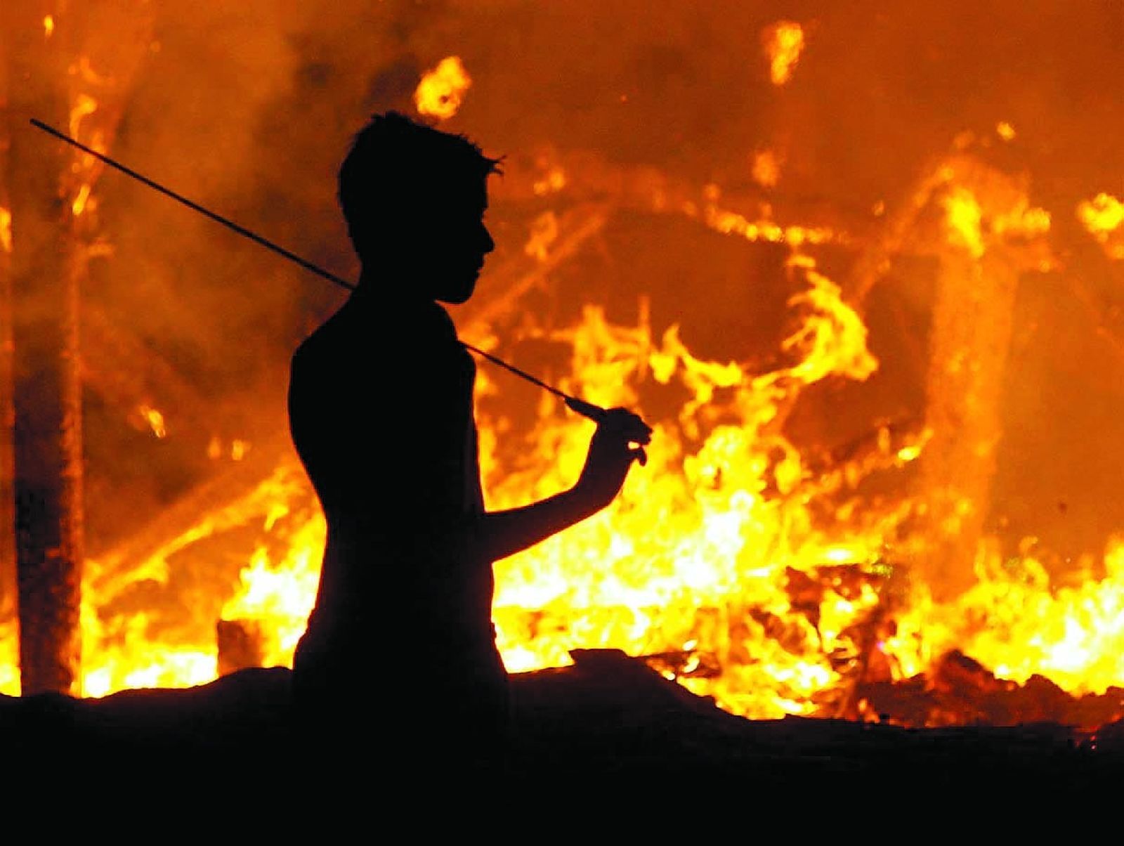 Foto de archivo de una hoguera de San Juan.