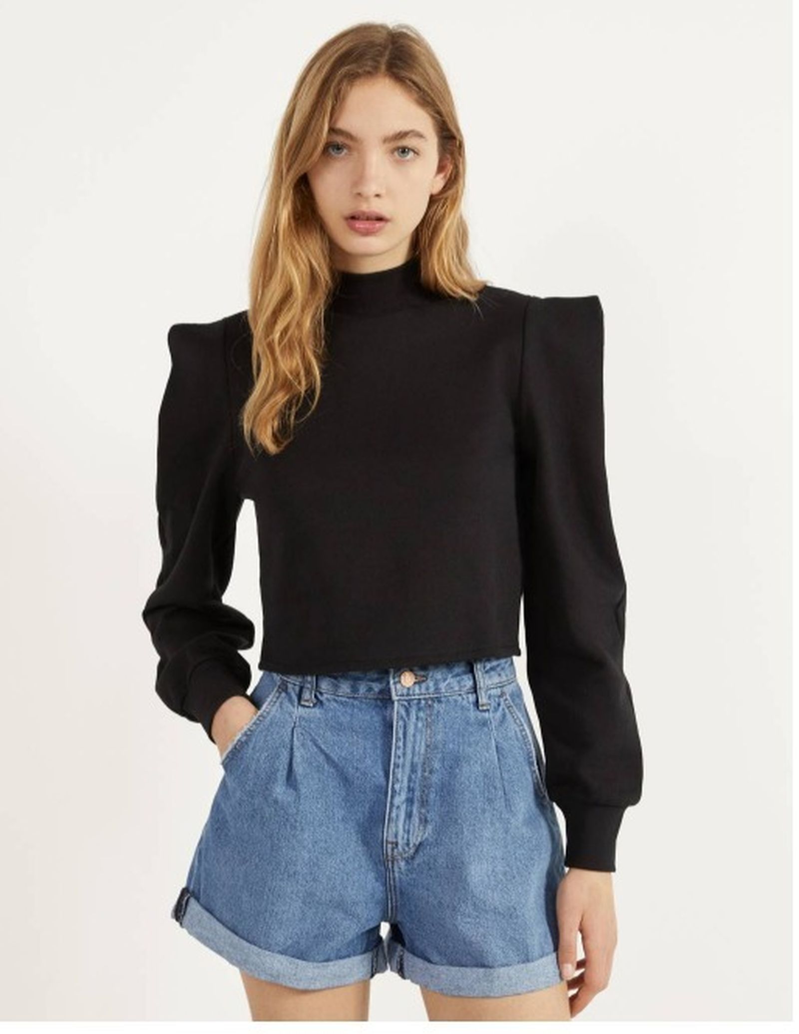 De manga larga y de rebajas, en Bershka.