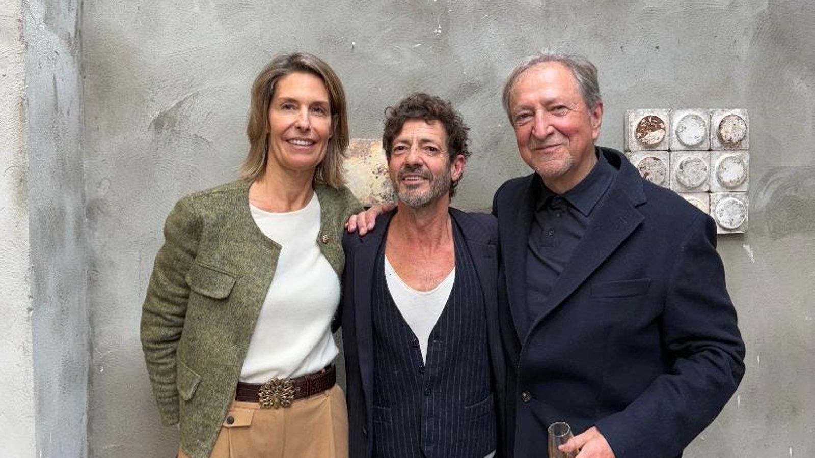 El artista Willie Márquez  con María Ansorena y Paco Lobatón, durante la inauguración de la exposición.