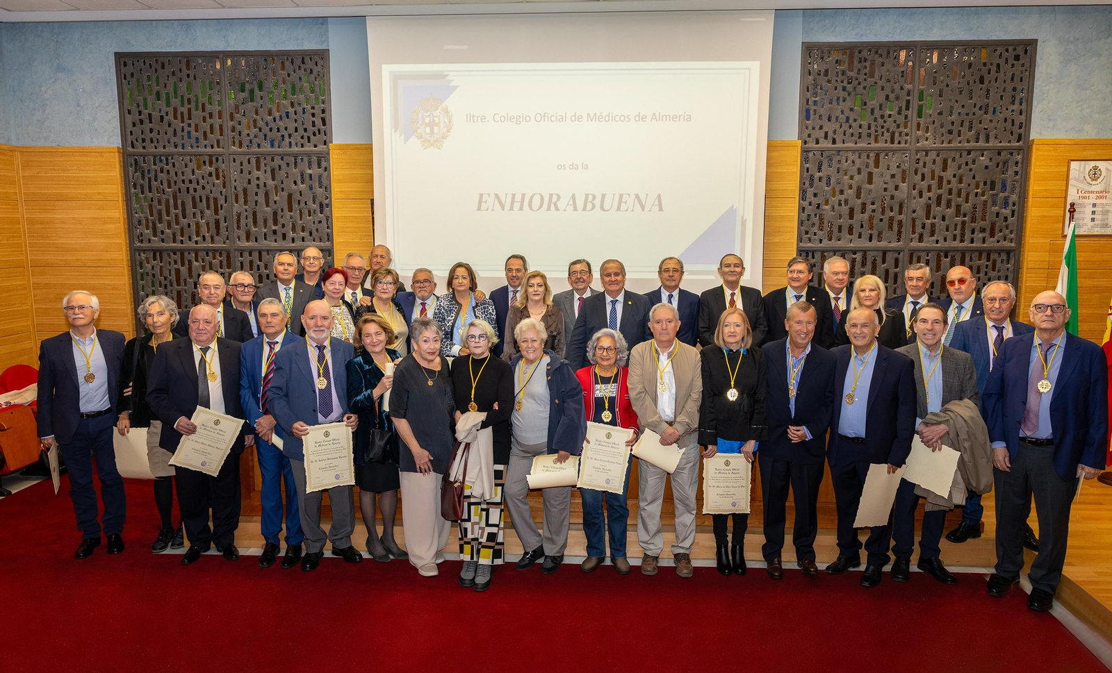 Médicos colegiados que pasan a la etapa de jubilación tras años de servicio a la ciudadanía de Almería.