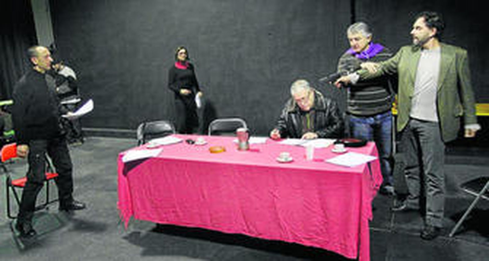 Ensayo de una de las obras escenificadas el año pasado, con Paco Inestrosa, Virginia Nölting, Óscar Romero, Rafael Castillo Vega y Miguel Zurita.