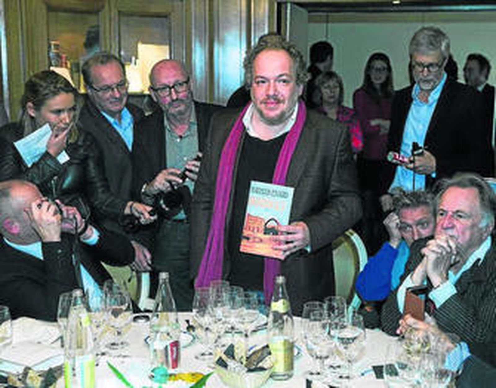 Mathias Enard, ayer en París, con su novela premiada en las manos.