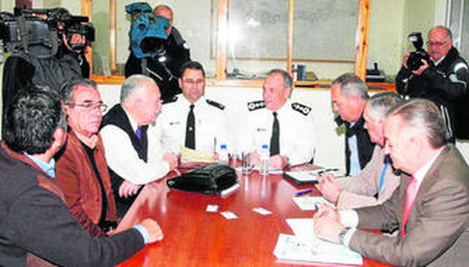 Los representantes del sector pesquero, reunidos ayer con la Royal Gibraltar Police.