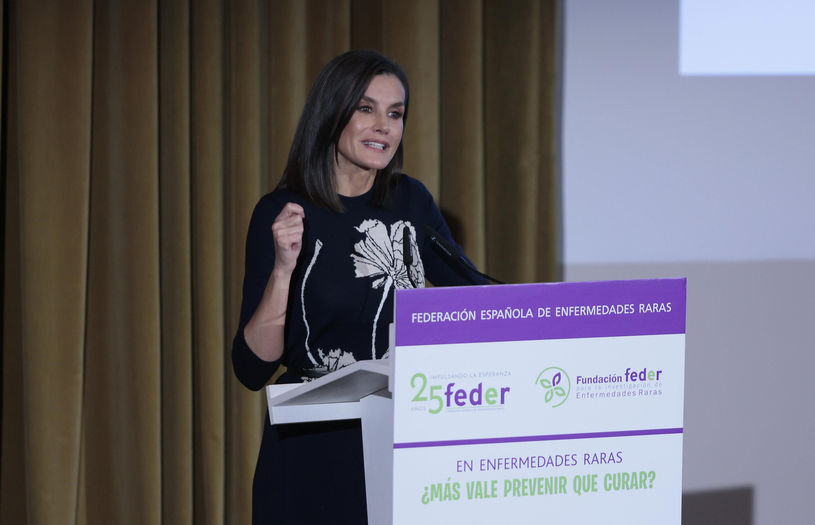 Las imágenes de la reina Leticia en el congreso de enfermedades raras