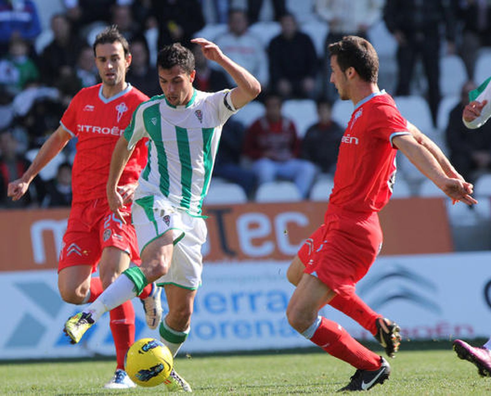 El Córdoba no puede coronar con una victoria su dominio ante el Celta de Vigo en el Arcángel (0-0). / José Martínez