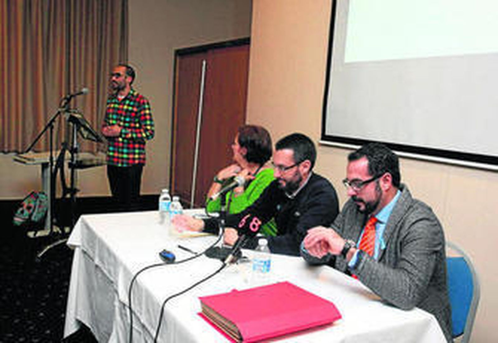 Miembros de La Línea 100x100, en el acto de presentación del partido.
