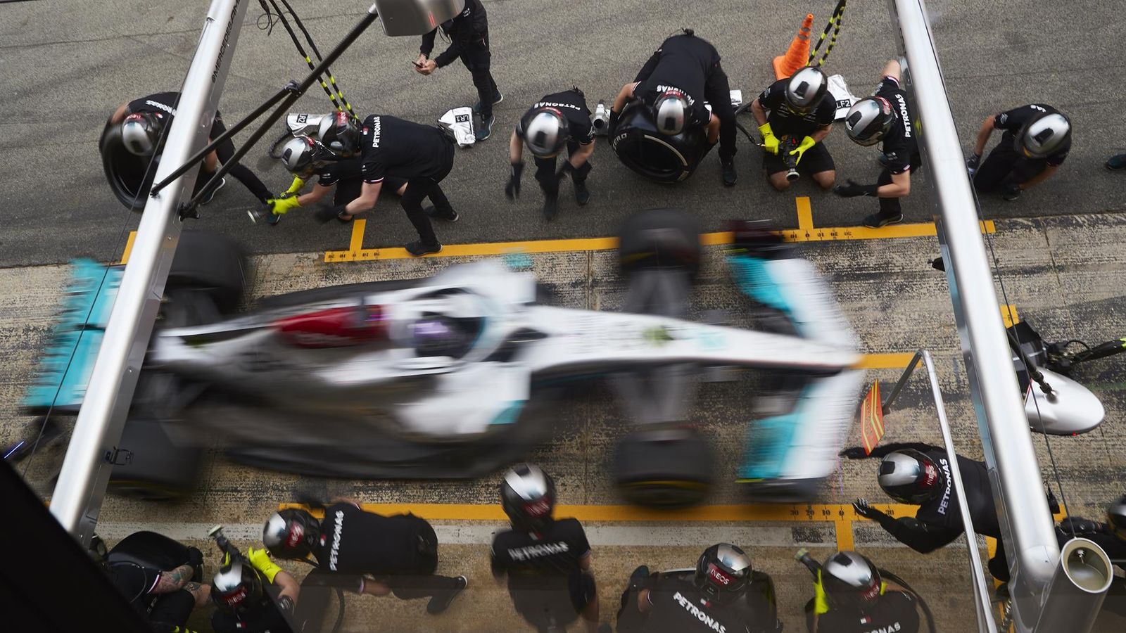 El piloto británico de Mercedes Lewis Hamilton realiza un pit stop.