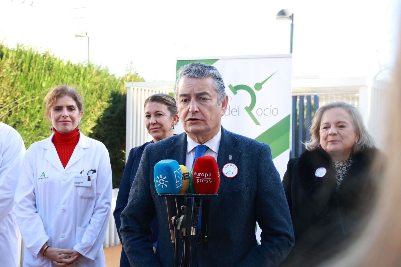 El consejero de Sanidad y Emergencias, Antonio Sanz, en una declaración pública en Sevilla ayer.