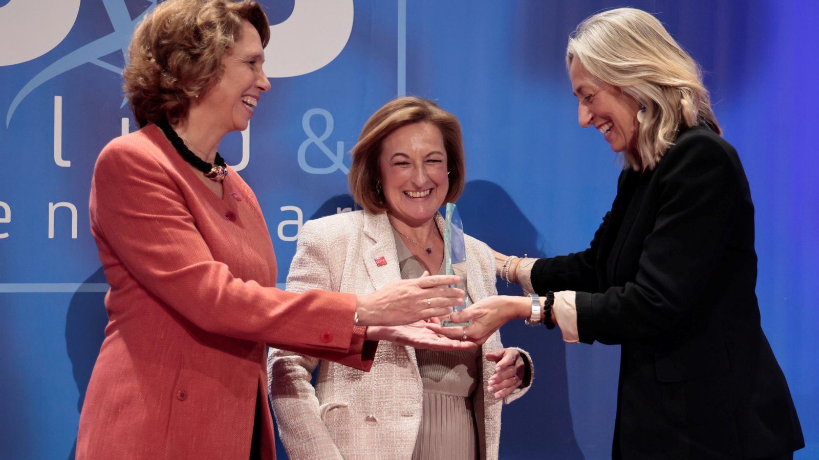 El reconocimiento, otorgado por la consejera de Salud, recayó en la Sociedad Española de Farmacia Cínica, Familiar y Comunitaria de Andalucía, concretamente al proyecto SPD Andalucía, liderado por las investigadoras Amalia García-Delgado y Adela Martín.
