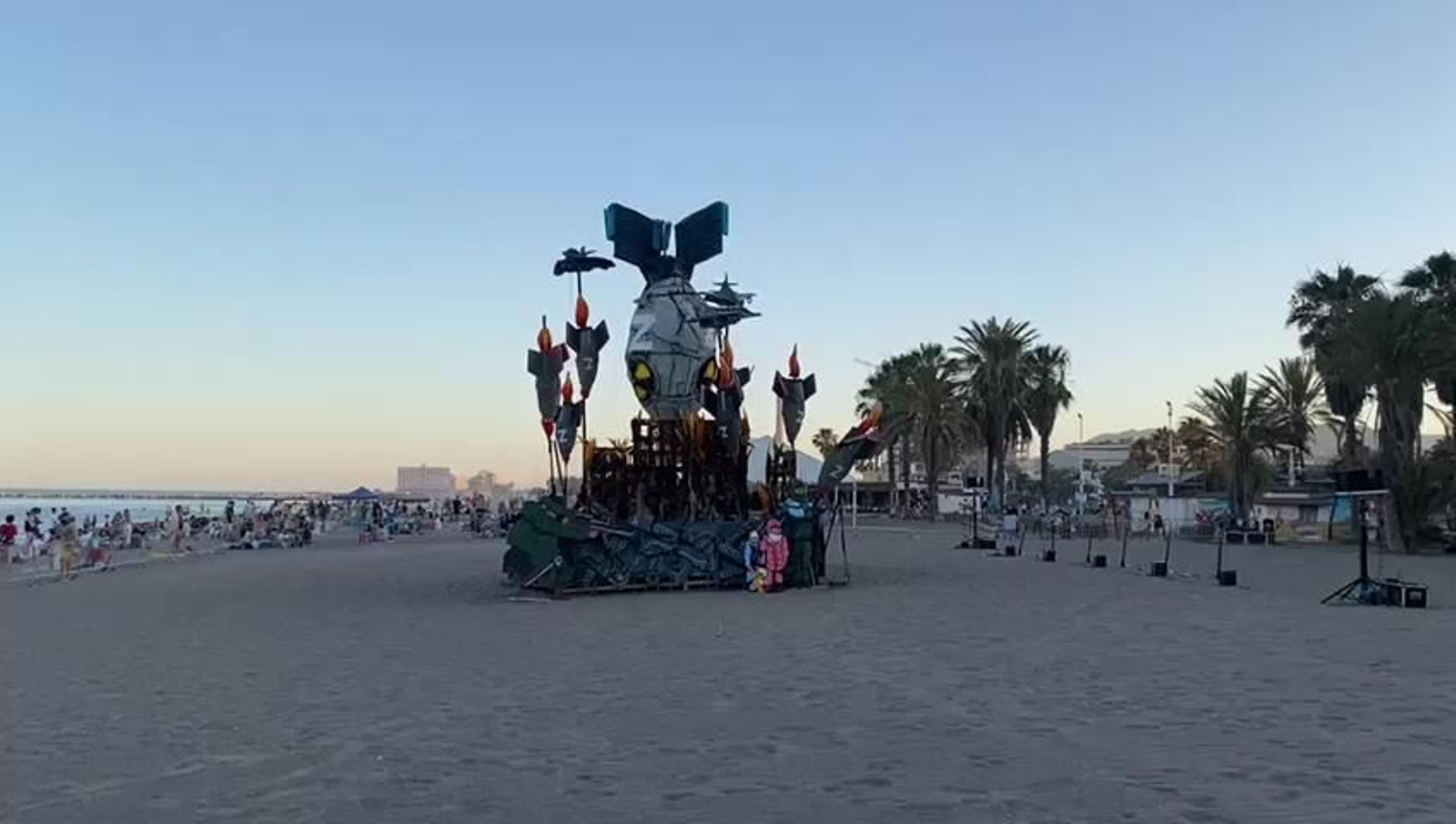 Ambiente en la playa de la Misericordia de Málaga en la noche de San Juan