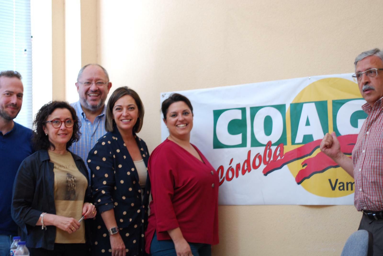 La candidata del PSOE, Isabel Ambrosio, con miembros de su candidatura en la sede de COAG