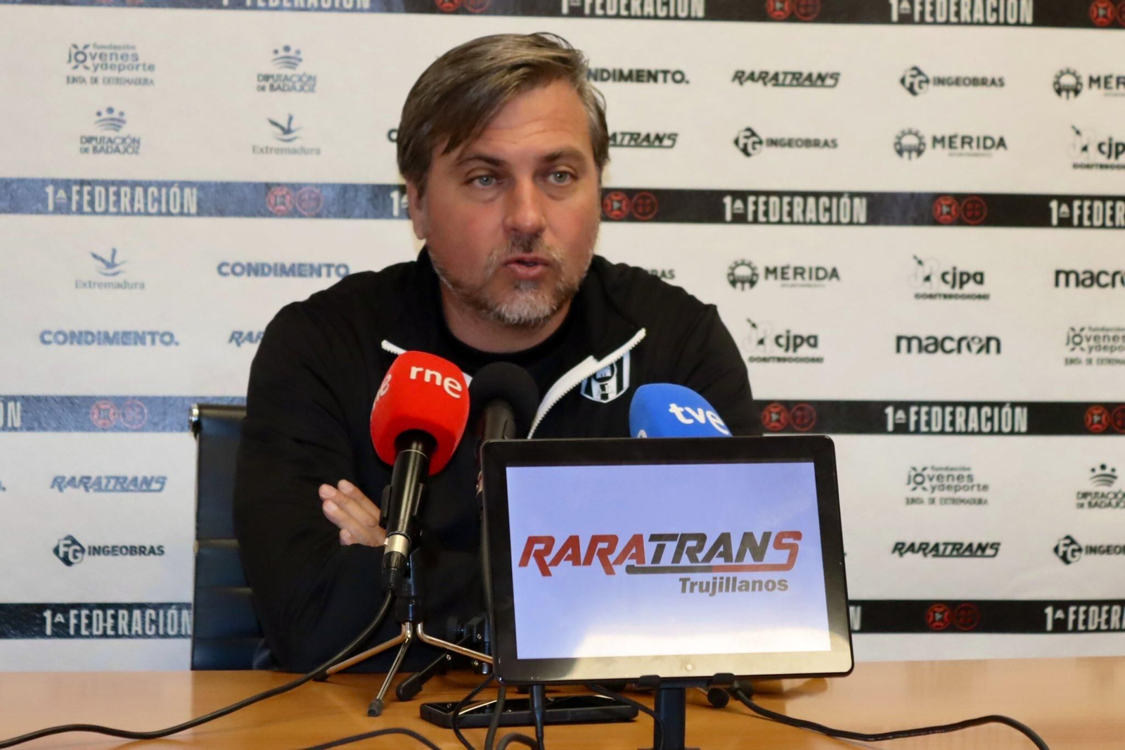 Manel Ruano, entrenador del Mérida, en rueda de prensa.
