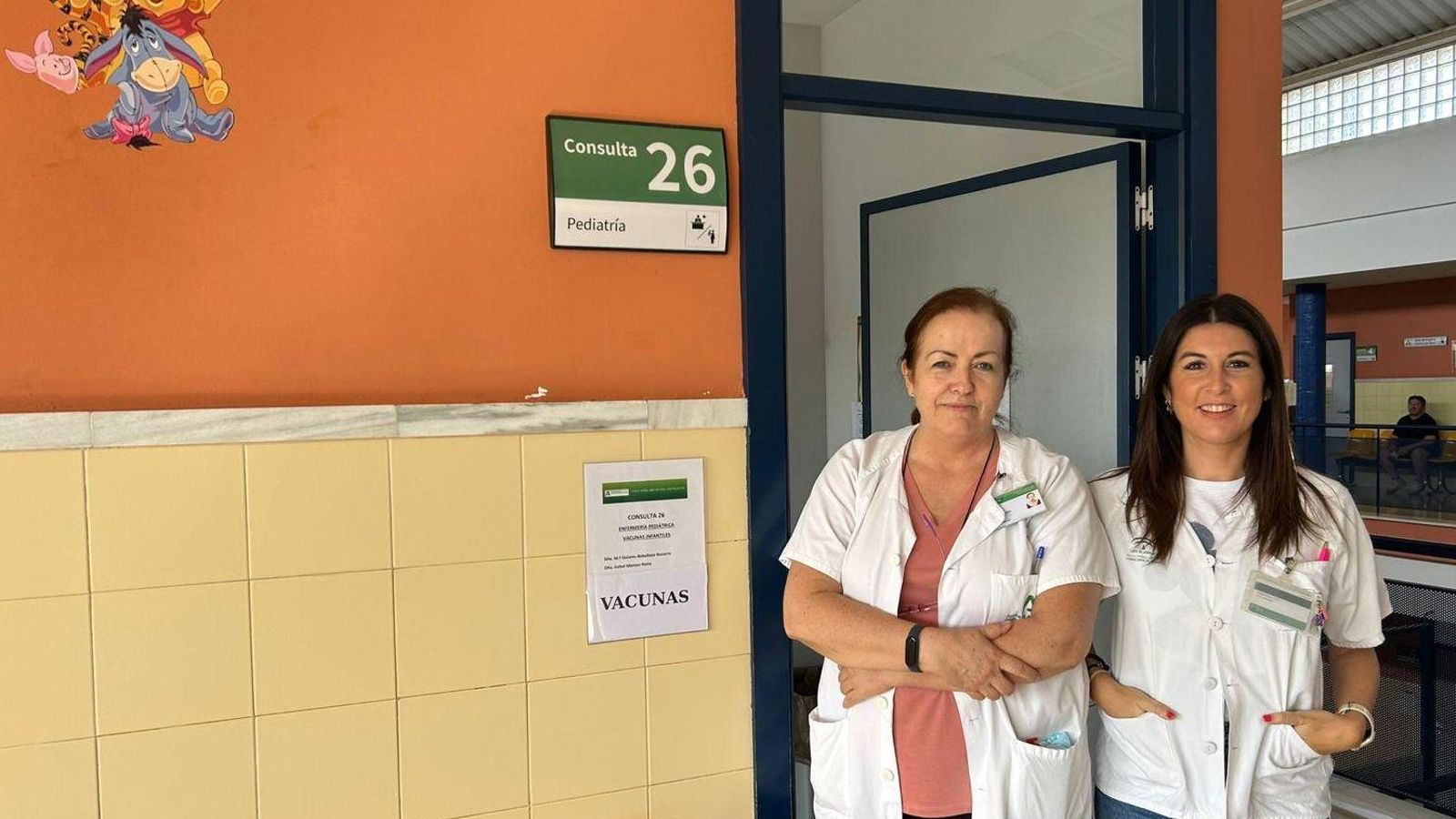 La enfermera pediátrica, Isabel María Montes, y su supervisora de enfermería, Ana María Montero, en el centro de salud Nuestra Señora de las Nieves de Los Palacios,