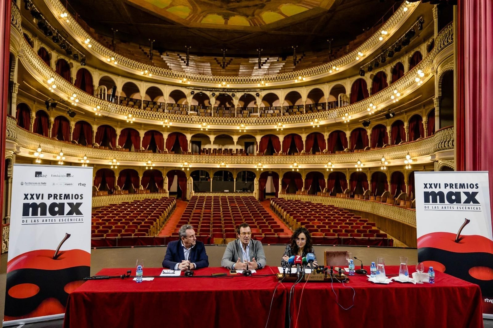 Juan José Solana, presidente de la Fundación SGAE, José María González, alcalde de Cádiz, y Lola Cazalilla, concejala de Cultura, en la rueda de prensa de los Premios Max.