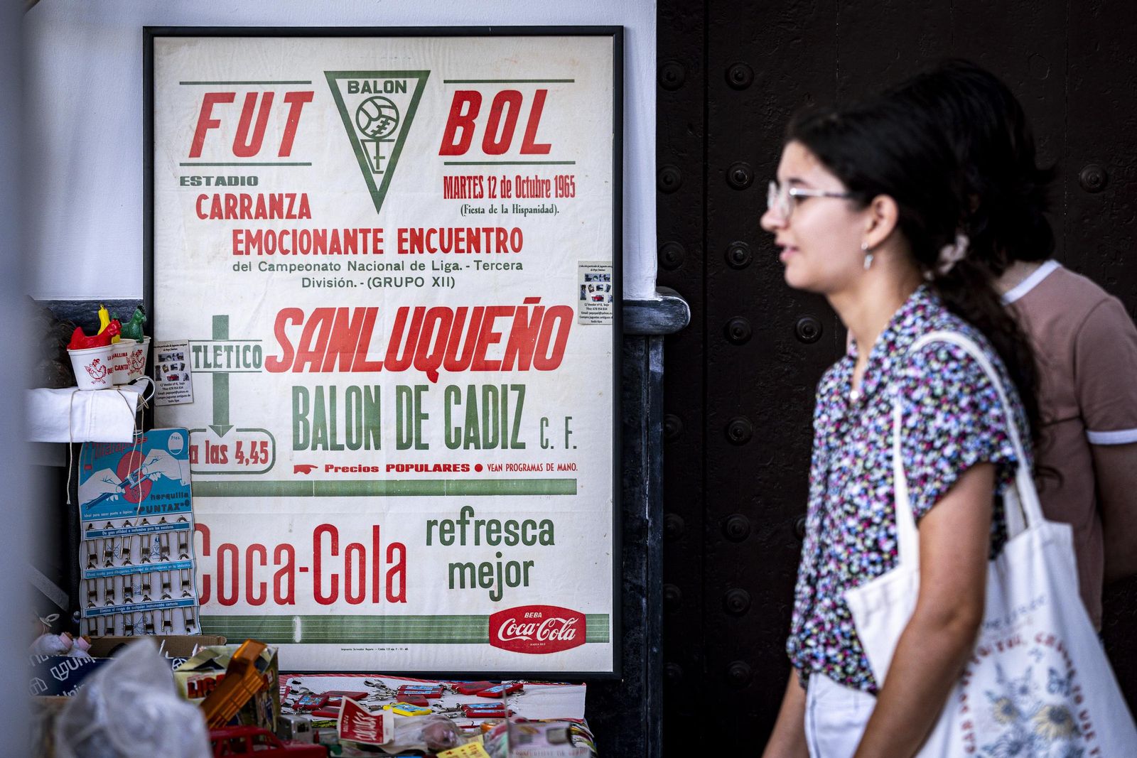 Imágenes del curioso mercadillo de antigüedades en el convento de Santo Domingo en Cádiz