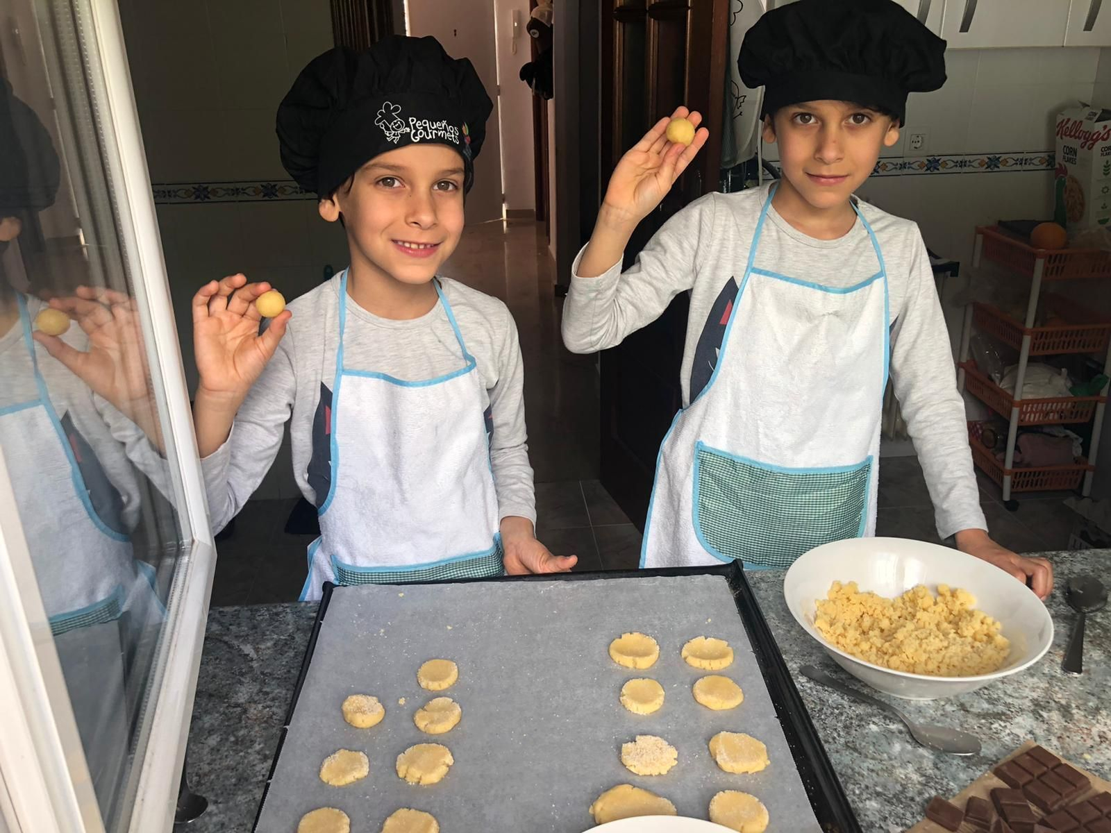 Dos pequeños realizando repostería casera durante el confinamiento