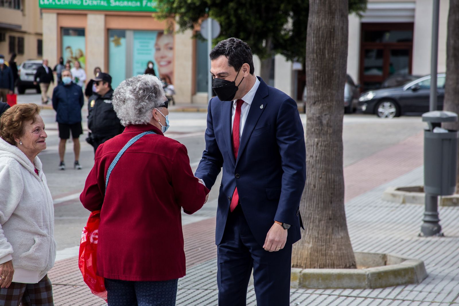 Así ha sido la visita del presidente de la Junta a las hermandades del Lunes Santo de San Fernando
