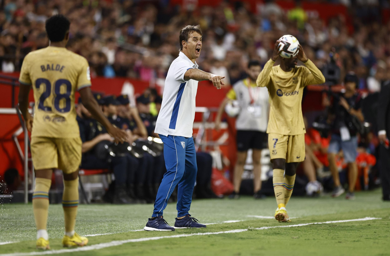 Lopetegui se desgañita desde su área técnica.