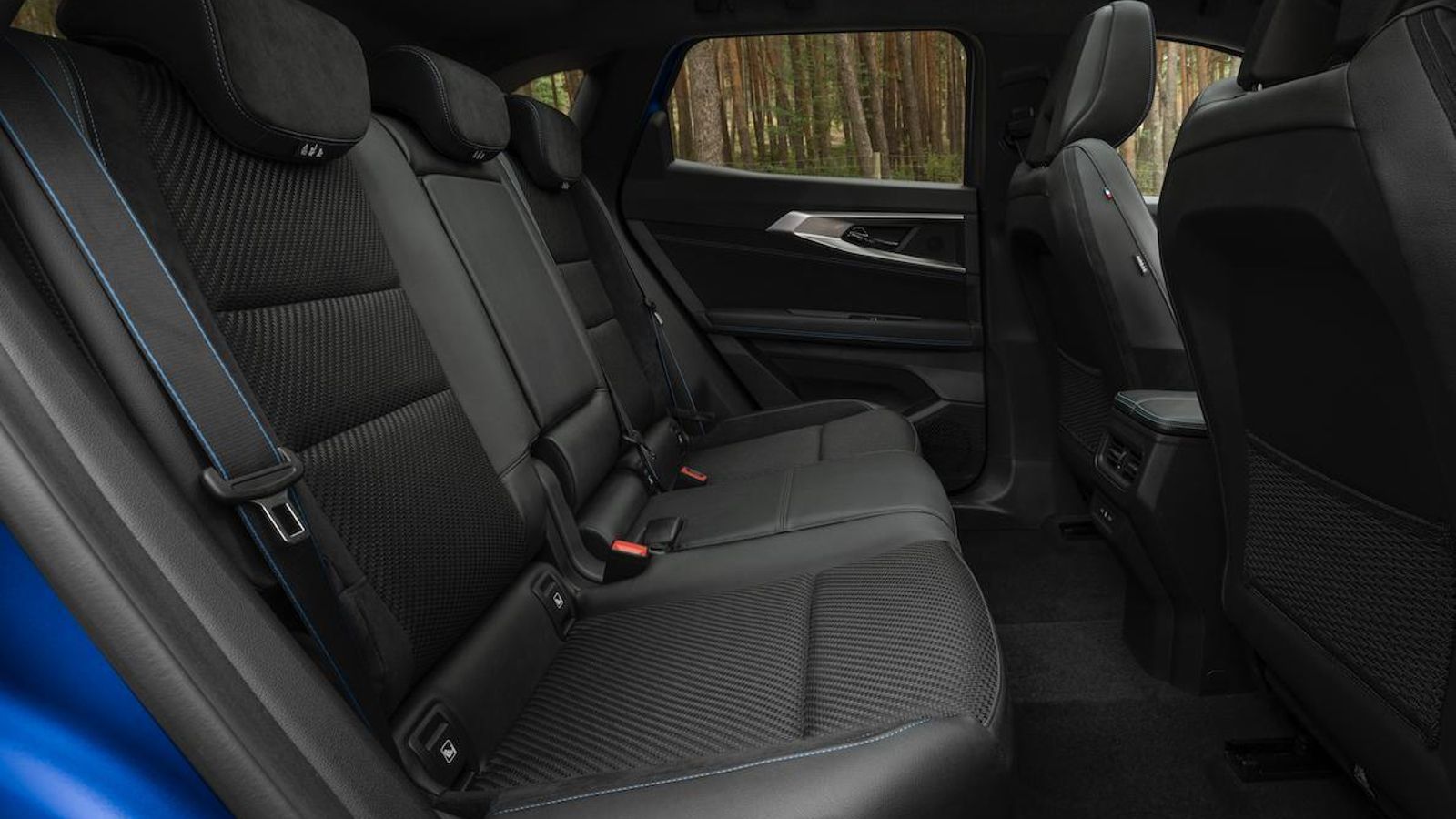 En cuanto a espacio, este SUV de Renault va bien servido. No obstante, las versiones híbridas pierden una aportación funcional valiosa: la banqueta trasera con regulación longitudinal.