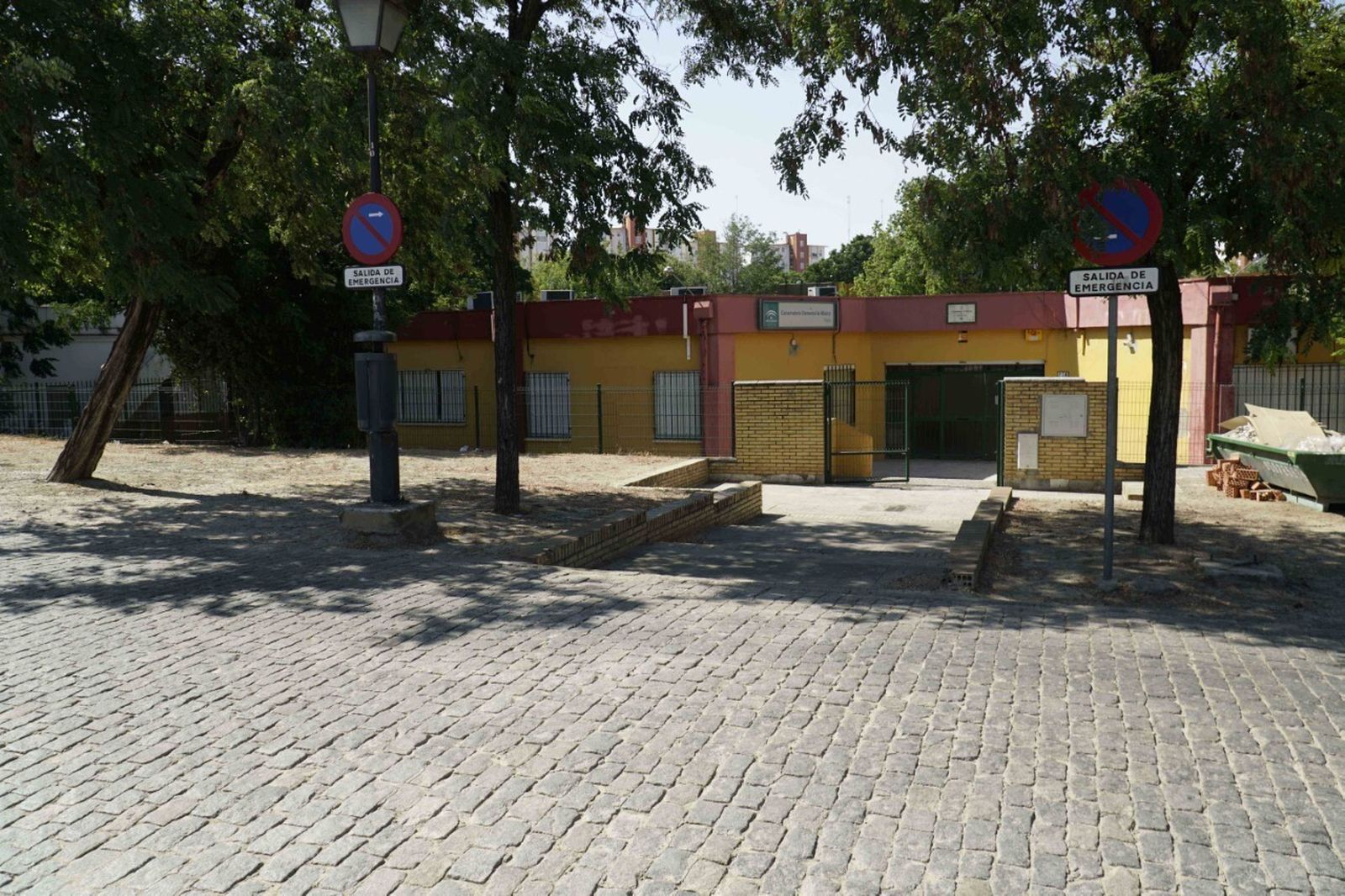 El acceso principal al conservatorio, situado en la Avenida de Blas Infante.