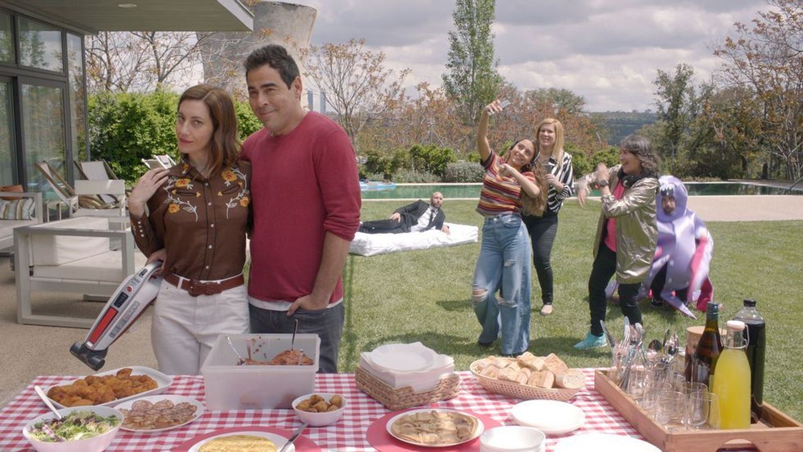 Pablo Chiapella con su familia ficticia en 'Fuera de serie'