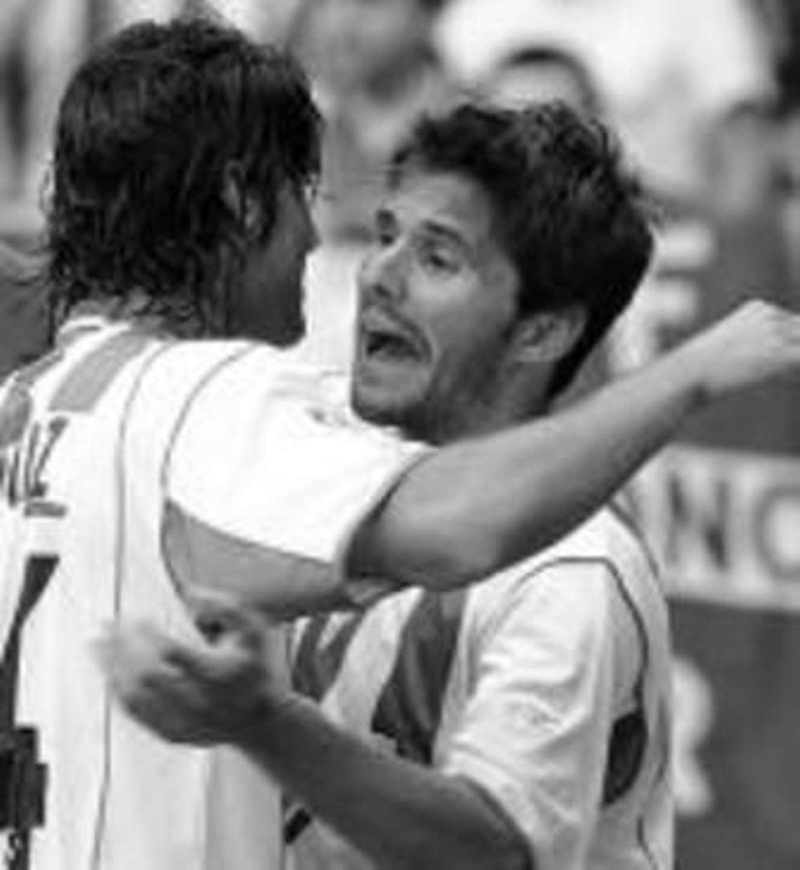 Acciari remata el balón de cabeza superando al croata Bilic.